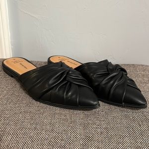 Time and Tru Black Sandals with Classic Design